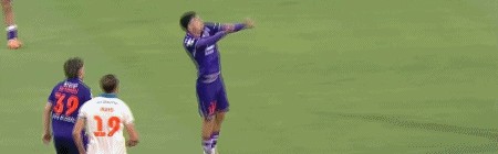 开云-半场：珀斯光荣1-1布里斯班狮吼，塔加特破门，克里斯-朗点射